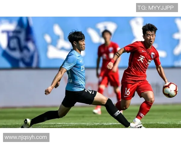 大连一方主场迎战广州恒大激情对决回顾与精彩瞬间分析